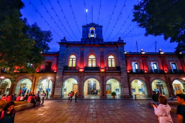 iluminan el Palacio de Gobierno y Ciudad Administrativa de color naranja