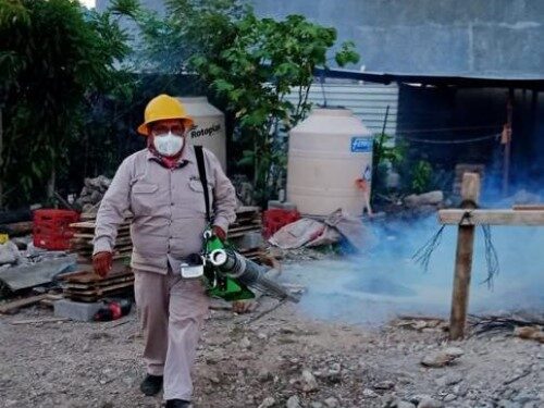través de patios y viviendas limpias para evitar criaderos de mosquitos.