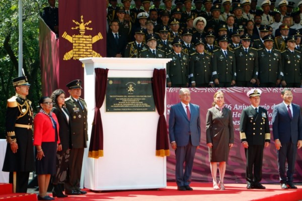 entregó espadines a seis cadetes del Heroico Colegio Militar y un reconocimiento al director del Heroico Colegio Militar