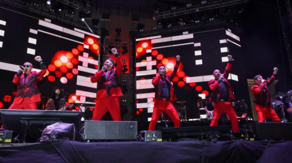 la Plaza del Ángel, más de 10 mil personas cantaron y bailaron las canciones de la banda mexicana