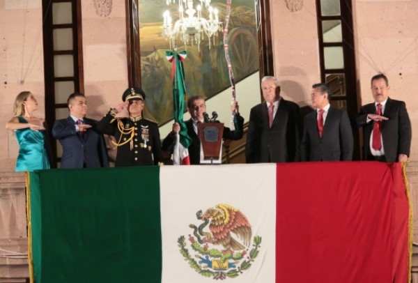 para dar paso a la tradicional pirotecnia, espectáculo multicolor que iluminó el cielo saltillense.