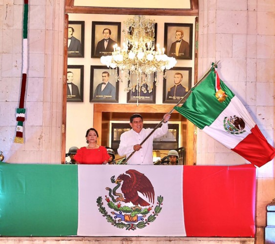 El Jefe del Ejecutivo Estatal recibió la Bandera Nacional de manos de la Escolta del Ejército Mexicano.