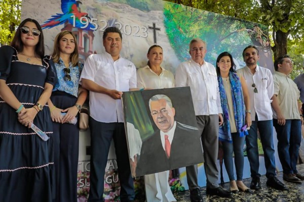 *El Ayuntamiento de Cosalá develó una placa en la Plaza de los Gobernadores,