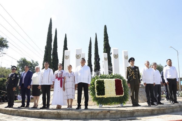 el Mandatario Estatal participó en colocación de la ofrenda floral y Guardia de Honor en el Monumento a los Niños Héroes