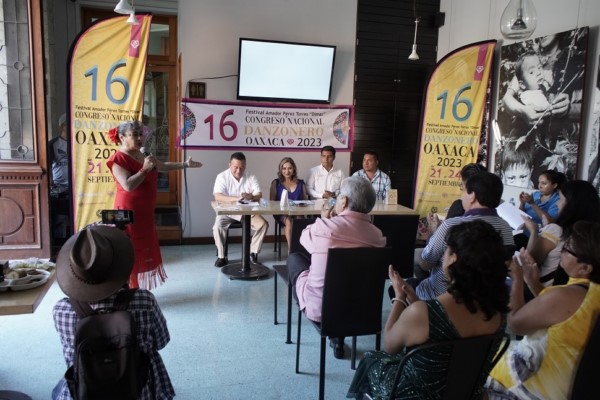 , exposiciones fotográficas, exhibiciones de danzón para todo el público, muestras artesanales y gastronómicas.