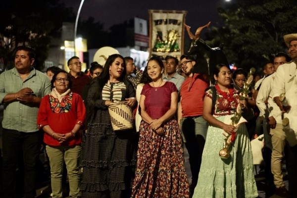 llegó a la Alameda de León donde se quemó el chivo gigante para anunciar la gran fiesta de los pueblos mixtecos.