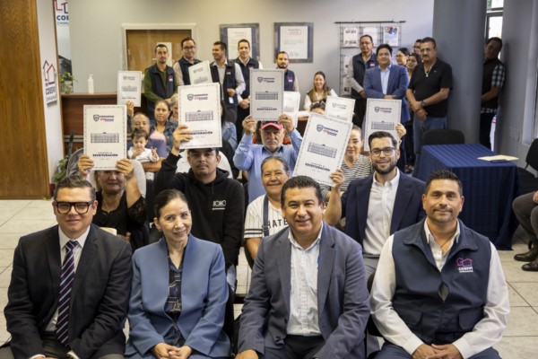 los programas “Juntos sí podemos y “Coesvi te echa la mano”, entregó escrituras