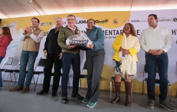 “Mejora”, se beneficiará a 455 mil familias coahuilenses, al entregarles dos tapas de huevo y dos litros de leche.