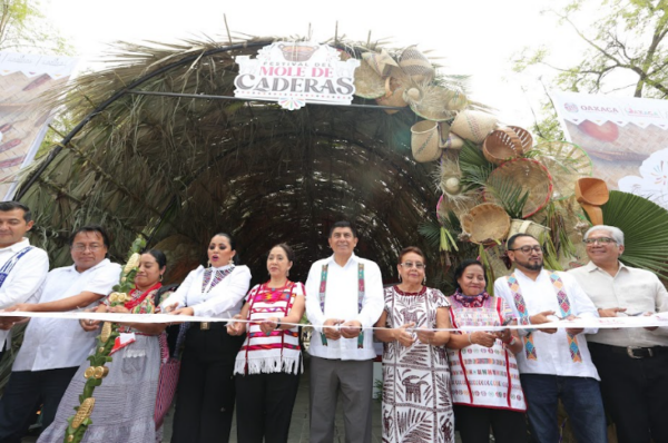 platillo emblema de la cultura mixteca en el Paseo Juárez El llano y la Guelaguetza Ñuu Savi