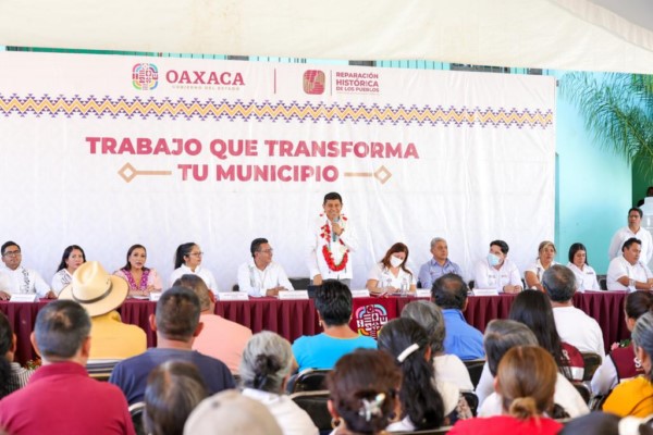 un techado en el espacio de usos múltiples y la ampliación de la red de distribución eléctrica de la comunidad.