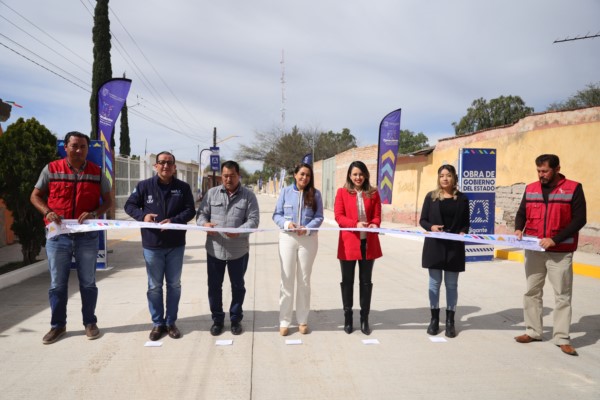 que solo se destinaron 6.2 millones de pesos en este rubro. La gobernadora de Aguascalientes, Tere Jiménez, realizó una productiva gira de trabajo por la cabecera municipal de El Llano, en donde entregó obras de pavimentación con concreto hidráulico en la calle Leona Vicario. Esta entrega forma parte de los más de 35 millones de pesos que se han invertido este 2023 en obras públicas en el municipio, lo que representa un incremento del 464 por ciento, en comparación con el año pasado que solo se destinaron 6.2 millones de pesos en este rubro. “Van a contar con una gobernadora cercana, seguiremos haciendo inversiones importantes en infraestructura de calidad; trabajaremos de forma coordinada con el presidente municipal para impulsar más proyectos que los beneficien a ustedes y sus hijos”, les dijo Tere Jiménez. De igual forma, la gobernadora los invitó a participar en los diferentes programas que ofrece su administración, desde becas educativas, vivienda, emprendimiento, salud, campo, entre otros. Por su parte, Carolina López López, titular de la Secretaría de Obras Públicas del Estado (SOP), hizo un recuento de las diversas obras que se han hecho en El Llano, como la rehabilitación de los Centros de Salud en las comunidades de Santa Rosa y Los Conos, la mejora de la Puerta de Acceso Oriente, la pavimentación con concreto hidráulico de diversas calles, así como la rehabilitación de las redes de agua potable y alcantarillado, entre otras. “Gracias a la visión de la gobernadora se han incrementado los presupuestos en los municipios; seguimos dando pasos firmes y buenos resultados para concretar más obras”, señaló la titular de la SOP. Por su parte, Cezar Pedroza Ortega, presidente municipal de El Llano, agradeció a la gobernadora por su respaldo y por llevar el progreso a las comunidades; “estamos muy contentos por el trabajo que se ha realizado, seguiremos consolidando más proyectos en equipo”, mencionó. Finalmente, Karla Rodríguez, vecina de la zona, a nombre de los habitantes del municipio, dijo sentirse muy contenta por el gran apoyo que han recibido, el cual, mencionó, es un reflejo del trabajo que ha hecho la gobernadora. En el evento también estuvo presente el diputado Salvador Maximiliano Ramírez Hernández, presidente de la Comisión de Planeación, Desarrollo Urbano y Obras Públicas del H. Congreso del Estado. ESTE AÑO TERE JIMÉNEZ DESTINA INVERSIÓN SIN PRECEDENTES EN OBRAS PÚBLICAS EN EL LLANO La gobernadora de Aguascalientes, Tere Jiménez, realizó una productiva gira de trabajo por la cabecera municipal de El Llano, en donde entregó obras de pavimentación con concreto hidráulico en la calle Leona Vicario. Esta entrega forma parte de los más de 35 millones de pesos que se han invertido este 2023 en obras públicas en el municipio, lo que representa un incremento del 464 por ciento, en comparación con el año pasado que solo se destinaron 6.2 millones de pesos en este rubro. “Van a contar con una gobernadora cercana, seguiremos haciendo inversiones importantes en infraestructura de calidad; trabajaremos de forma coordinada con el presidente municipal para impulsar más proyectos que los beneficien a ustedes y sus hijos”, les dijo Tere Jiménez. De igual forma, la gobernadora los invitó a participar en los diferentes programas que ofrece su administración, desde becas educativas, vivienda, emprendimiento, salud, campo, entre otros. Por su parte, Carolina López López, titular de la Secretaría de Obras Públicas del Estado (SOP), hizo un recuento de las diversas obras que se han hecho en El Llano, como la rehabilitación de los Centros de Salud en las comunidades de Santa Rosa y Los Conos, la mejora de la Puerta de Acceso Oriente, la pavimentación con concreto hidráulico de diversas calles, así como la rehabilitación de las redes de agua potable y alcantarillado, entre otras. “Gracias a la visión de la gobernadora se han incrementado los presupuestos en los municipios; seguimos dando pasos firmes y buenos resultados para concretar más obras”, señaló la titular de la SOP. Por su parte, Cezar Pedroza Ortega, presidente municipal de El Llano, agradeció a la gobernadora por su respaldo y por llevar el progreso a las comunidades; “estamos muy contentos por el trabajo que se ha realizado, seguiremos consolidando más proyectos en equipo”, mencionó. Finalmente, Karla Rodríguez, vecina de la zona, a nombre de los habitantes del municipio, dijo sentirse muy contenta por el gran apoyo que han recibido, el cual, mencionó, es un reflejo del trabajo que ha hecho la gobernadora. En el evento también estuvo presente el diputado Salvador Maximiliano Ramírez Hernández, presidente de la Comisión de Planeación, Desarrollo Urbano y Obras Públicas del H. Congreso del Estado.