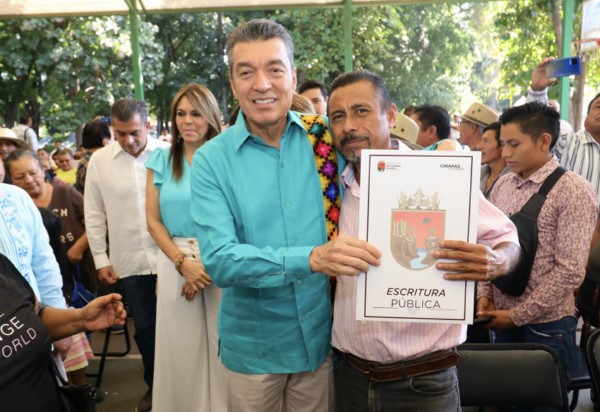 hizo entrega de 150 escrituras públicas a familias de la colonia Octavio Paz