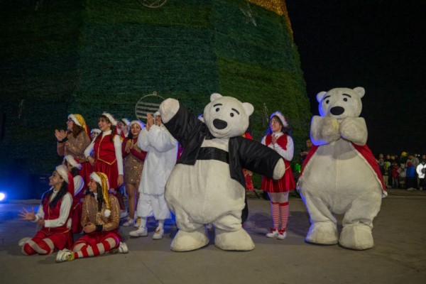 Familias disfrutan de Festival navideño en la Fenapo