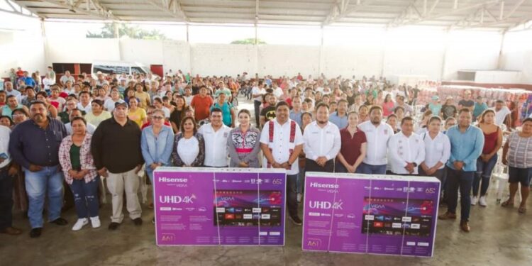 Entrega IEEPO más de 7 mdp en mobiliario, equipo e insumos a escuelas de nivel básico