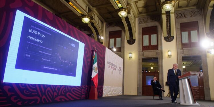 Presidente va por establecer en la Constitución aumentos anuales y por arriba de la inflación al salario mínimo