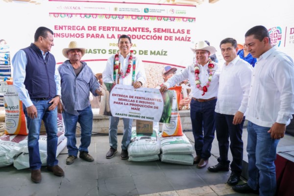 entregó 300 paquetes de insumos agrícolas para 154 productores y productoras,