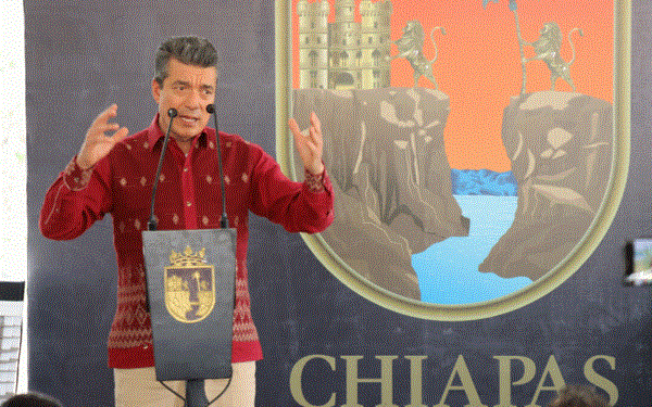 Rutilio Escandón da banderazo de inicio de reconstrucción del camino La Concordia-Chicomuselo