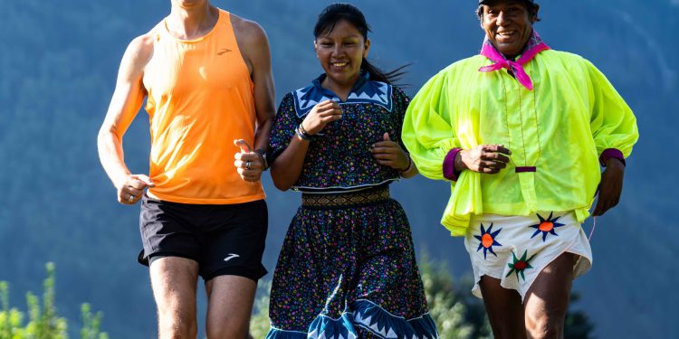 Realizan la 7K Rarámuri Run en el Ultra Trail Mont Blanc de Francia