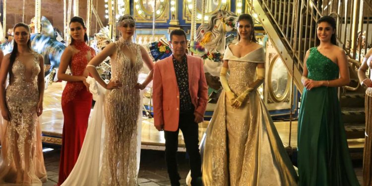Presenta Hernann Ortega la colección “Shine at Christmas” en Plaza de Armas