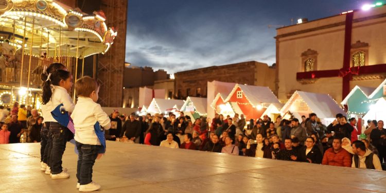 Encantan niñas y niños de Casa Cuna “Plácido Domingo” con presentación navideña en Plaza de Armas