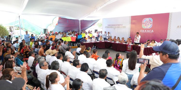 Invierte Salomón Jara en las instalaciones de agua y drenaje   de Santo Domingo Tehuantepec