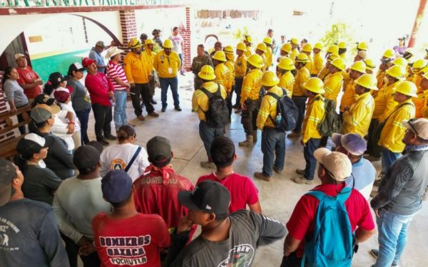 Refuerza Coesfo acciones de combate en el incendio de San Pedro Pochutla
