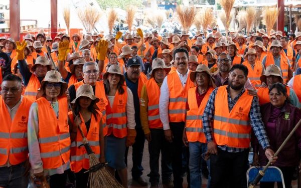 Entrega Ray Chagoya herramientas de trabajo a personal de limpia y barrido