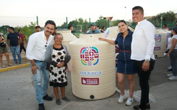 Entrega Ray Chagoya tinacos a familias de Santa Rosa Panzacola