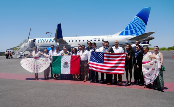 Llega primer vuelo de Houston a Puerto Escondido, un puente a la prosperidad: Sectur Oaxaca