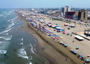 Gobierno del Estado refuerza vigilancia en playas de Coatzacoalcos por alta afluencia de visitantes