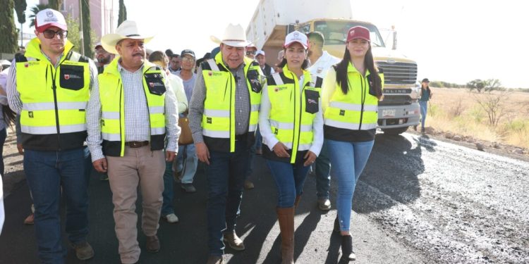 El mandatario inaugura la rehabilitación de 4 kilómetros en la vía 20 Noviembre-Ramón Corona, en Miguel Auza